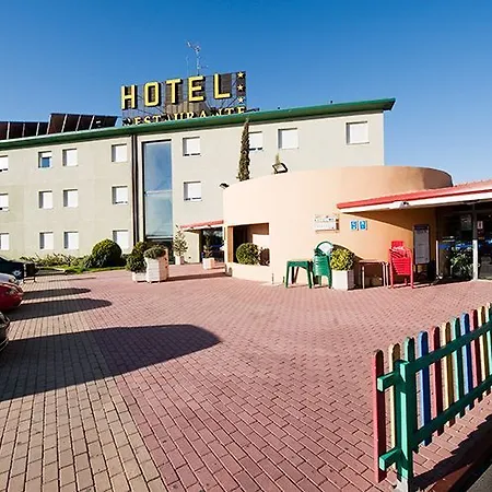 Rey Arturo Burgos Hotel Villagonzalo Pedernales